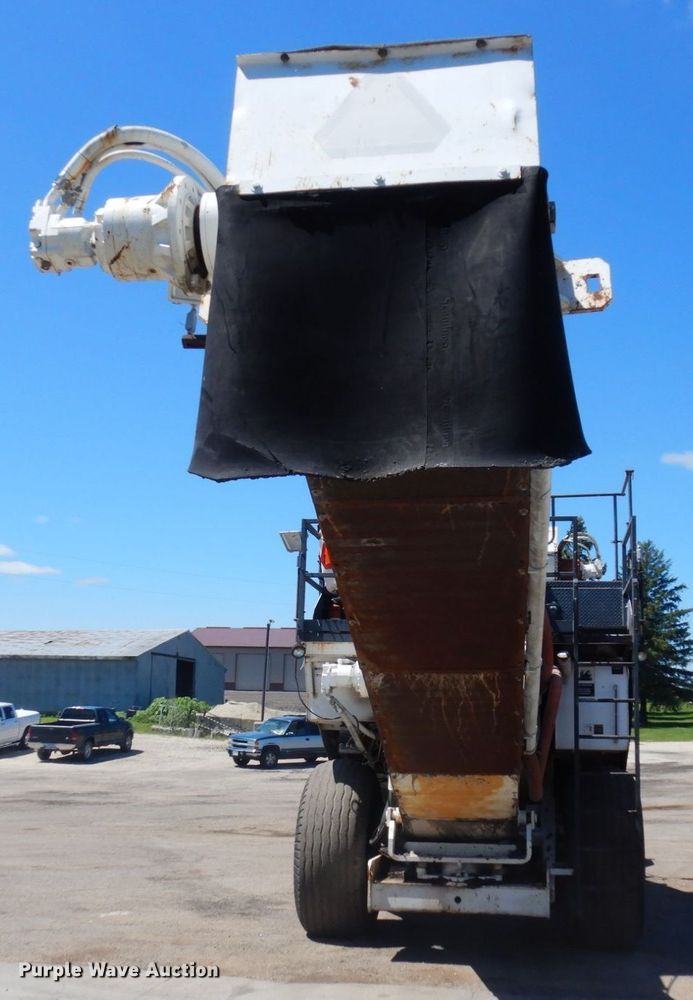 image for item MH9034 1996 Roadtec SB2500  shuttle buggy material transfer vehicle