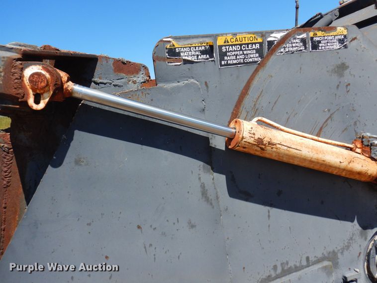 image for item MH9034 1996 Roadtec SB2500  shuttle buggy material transfer vehicle