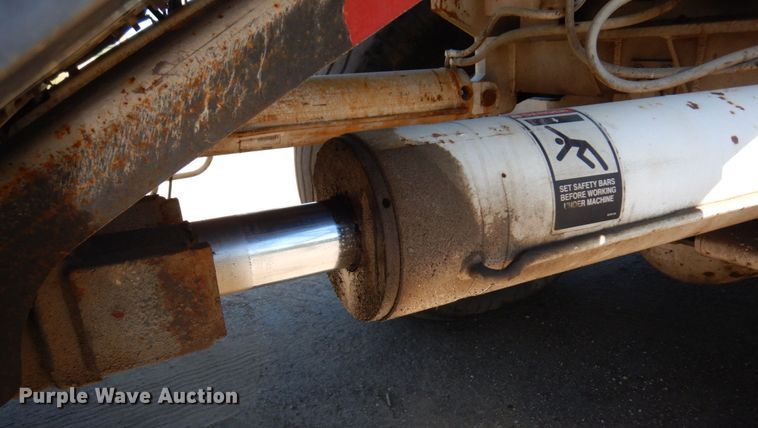 image for item MH9034 1996 Roadtec SB2500  shuttle buggy material transfer vehicle