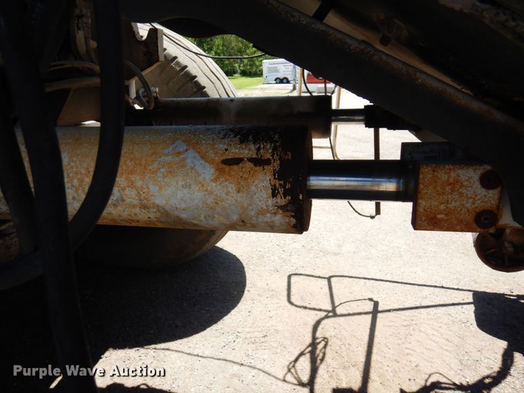 image for item MH9034 1996 Roadtec SB2500  shuttle buggy material transfer vehicle