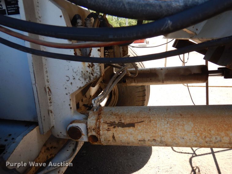 image for item MH9034 1996 Roadtec SB2500  shuttle buggy material transfer vehicle