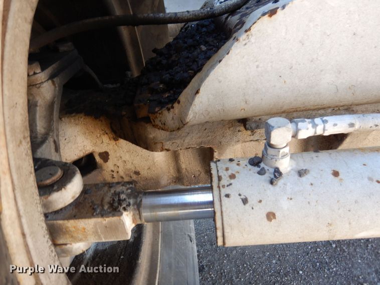 image for item MH9034 1996 Roadtec SB2500  shuttle buggy material transfer vehicle