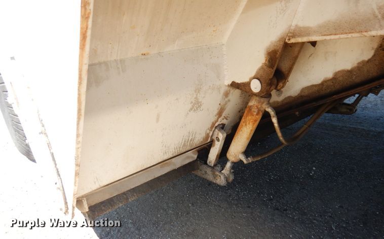 image for item MH9034 1996 Roadtec SB2500  shuttle buggy material transfer vehicle