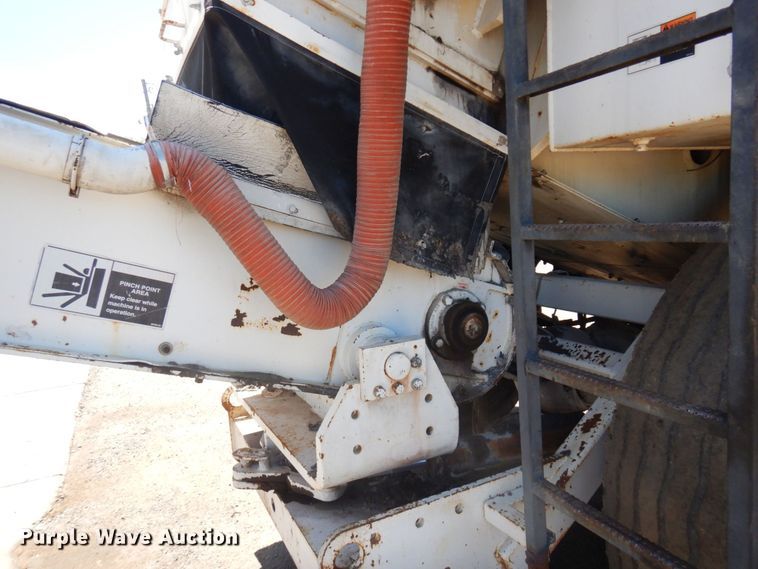 image for item MH9034 1996 Roadtec SB2500  shuttle buggy material transfer vehicle