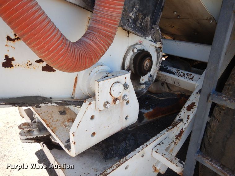 image for item MH9034 1996 Roadtec SB2500  shuttle buggy material transfer vehicle