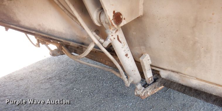 image for item MH9034 1996 Roadtec SB2500  shuttle buggy material transfer vehicle