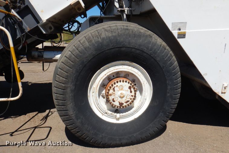 image for item MH9034 1996 Roadtec SB2500  shuttle buggy material transfer vehicle