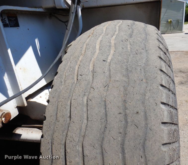 image for item MH9034 1996 Roadtec SB2500  shuttle buggy material transfer vehicle