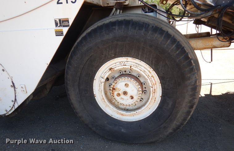 image for item MH9034 1996 Roadtec SB2500  shuttle buggy material transfer vehicle