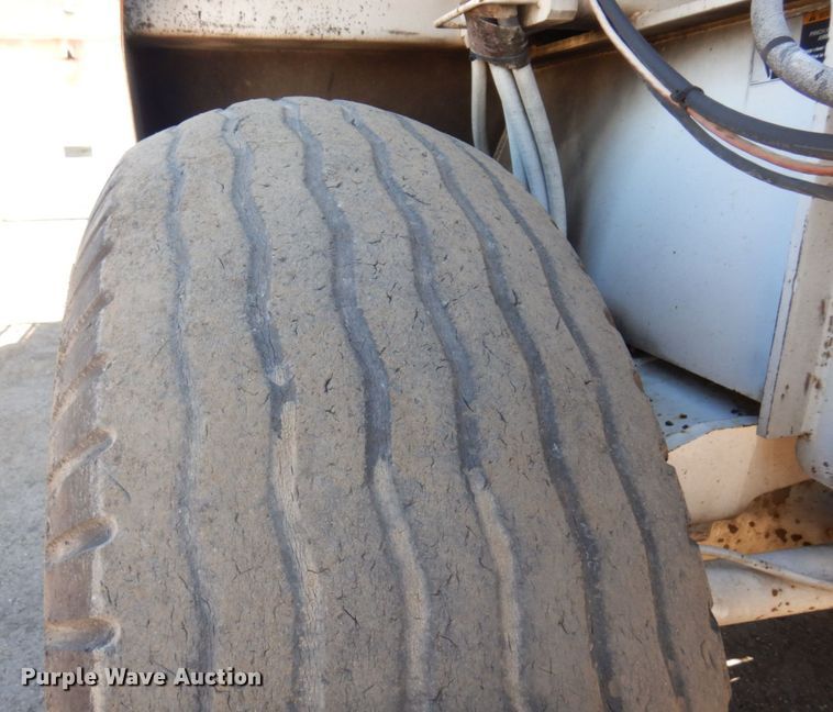 image for item MH9034 1996 Roadtec SB2500  shuttle buggy material transfer vehicle