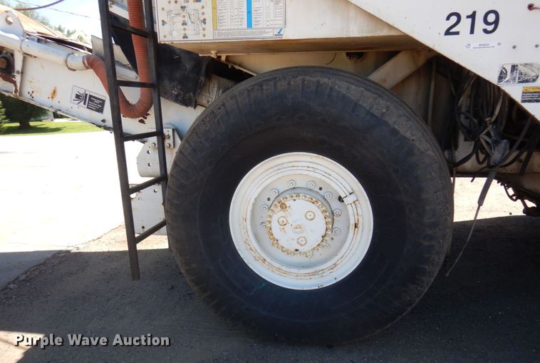 image for item MH9034 1996 Roadtec SB2500  shuttle buggy material transfer vehicle