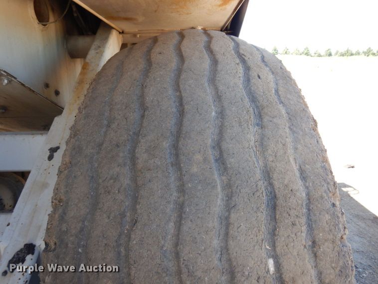 image for item MH9034 1996 Roadtec SB2500  shuttle buggy material transfer vehicle