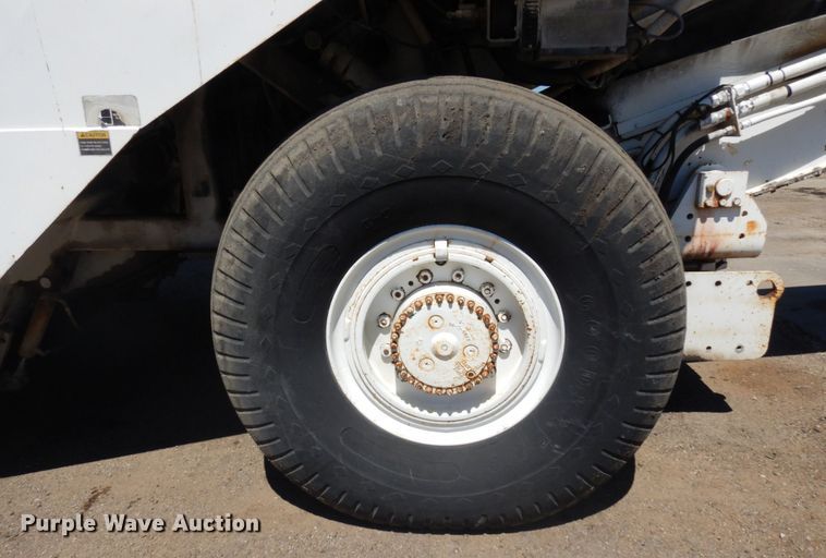 image for item MH9034 1996 Roadtec SB2500  shuttle buggy material transfer vehicle