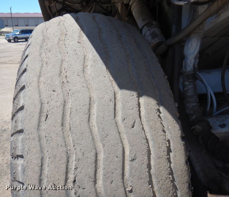 image for item MH9034 1996 Roadtec SB2500  shuttle buggy material transfer vehicle