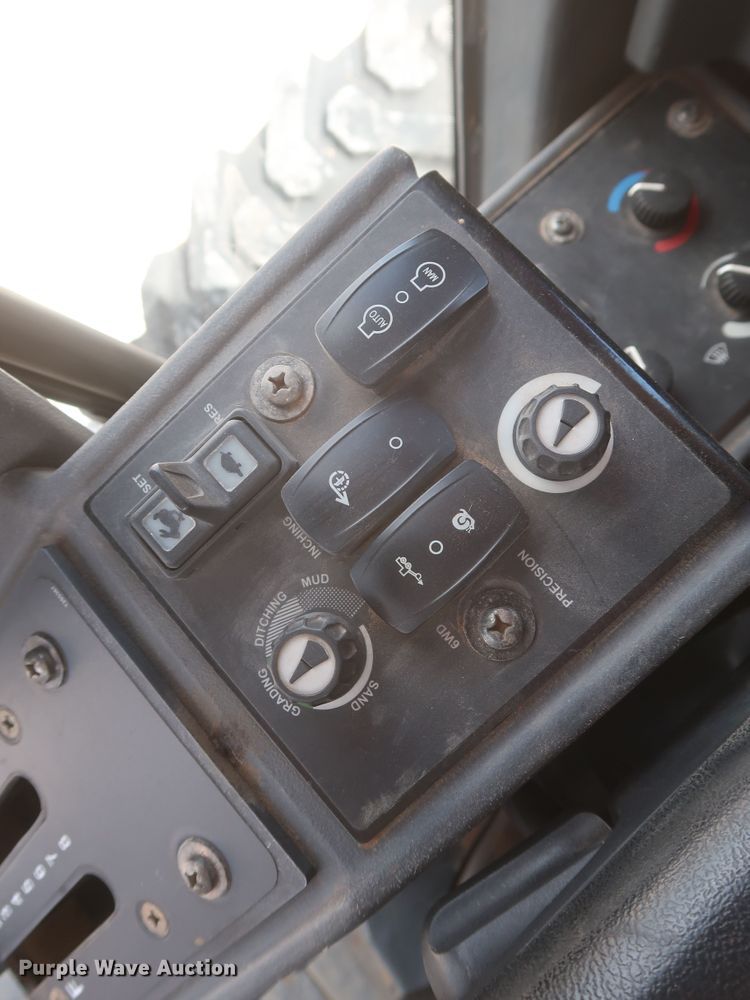 image for item MJ9142 2010 John Deere 672G  motor grader