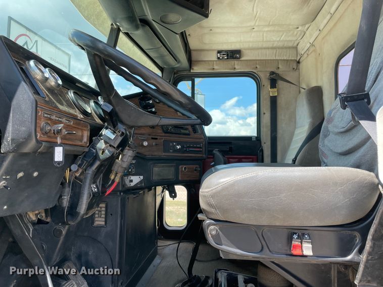 image for item MJ9143 1995 Freightliner FLD120  truck cab and chassis