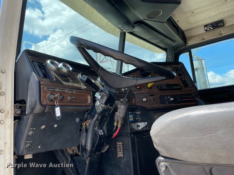 image for item MJ9143 1995 Freightliner FLD120  truck cab and chassis