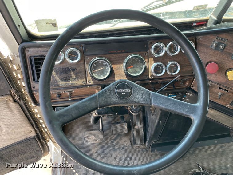 image for item MJ9143 1995 Freightliner FLD120  truck cab and chassis