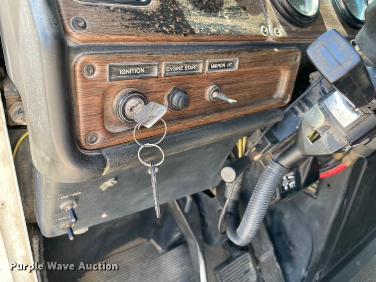 image for item MJ9143 1995 Freightliner FLD120  truck cab and chassis