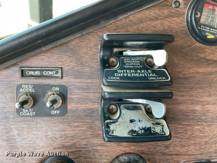 image for item MJ9143 1995 Freightliner FLD120  truck cab and chassis