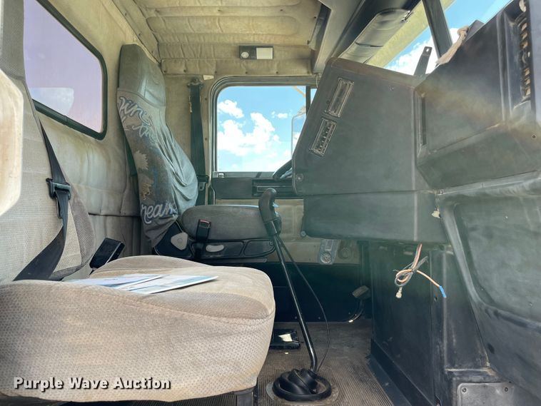 image for item MJ9143 1995 Freightliner FLD120  truck cab and chassis