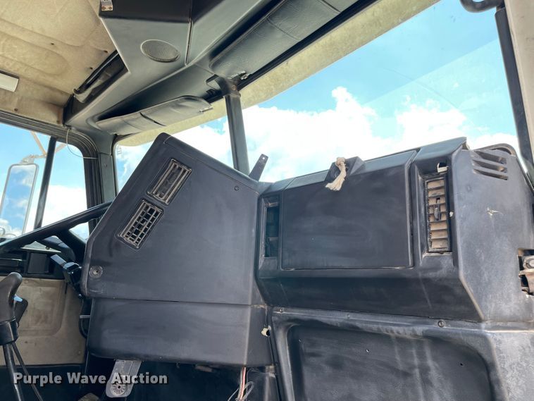 image for item MJ9143 1995 Freightliner FLD120  truck cab and chassis