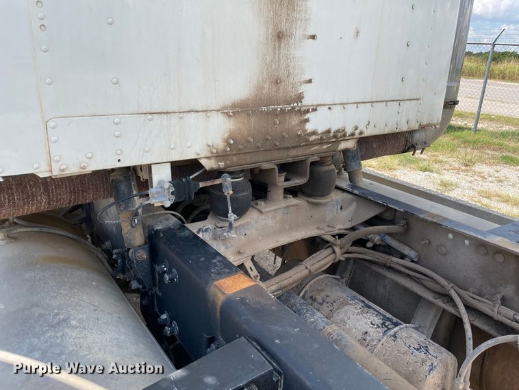 image for item MJ9143 1995 Freightliner FLD120  truck cab and chassis