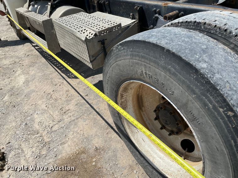 image for item MJ9143 1995 Freightliner FLD120  truck cab and chassis