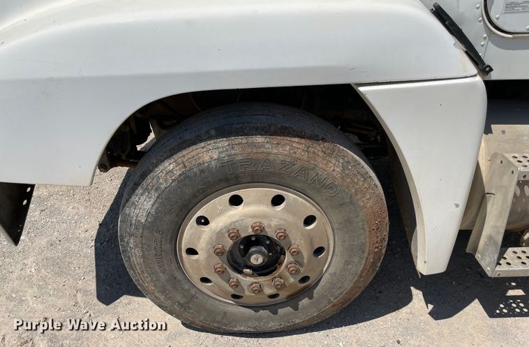 image for item MJ9143 1995 Freightliner FLD120  truck cab and chassis