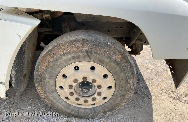 image for item MJ9143 1995 Freightliner FLD120  truck cab and chassis