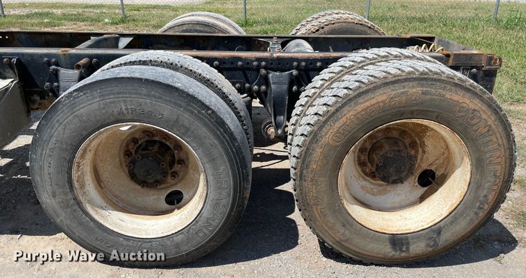 image for item MJ9143 1995 Freightliner FLD120  truck cab and chassis