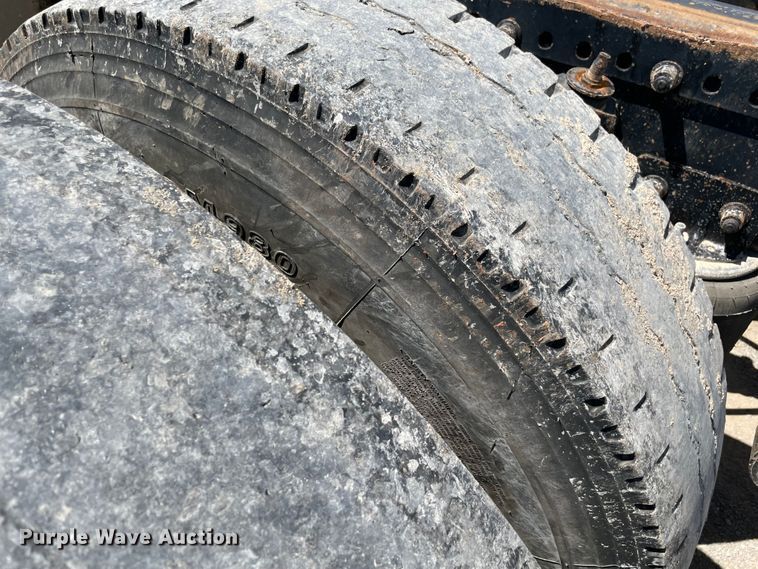 image for item MJ9143 1995 Freightliner FLD120  truck cab and chassis