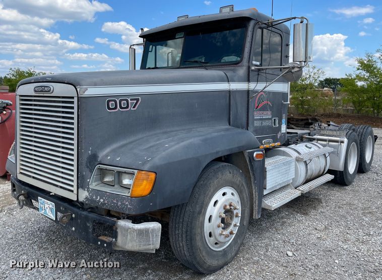 image for item MJ9151 2000 Freightliner FLD120  semi truck