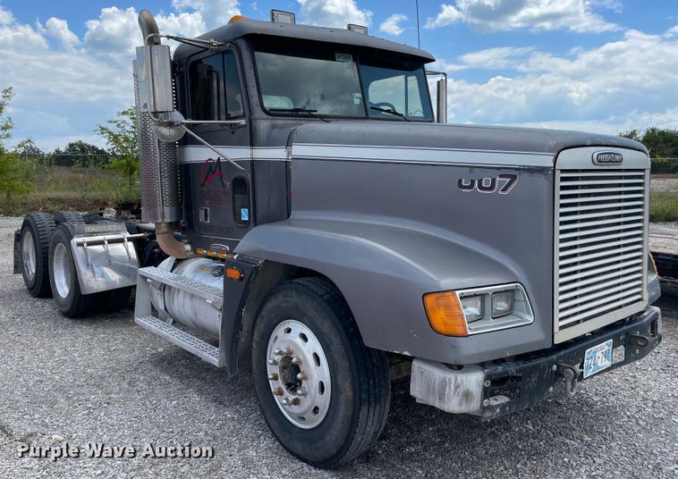 image for item MJ9151 2000 Freightliner FLD120  semi truck