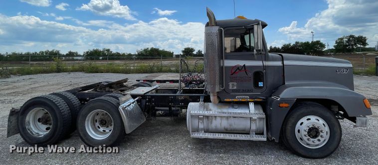 image for item MJ9151 2000 Freightliner FLD120  semi truck