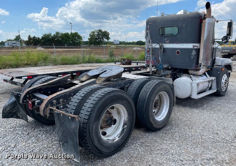 image for item MJ9151 2000 Freightliner FLD120  semi truck