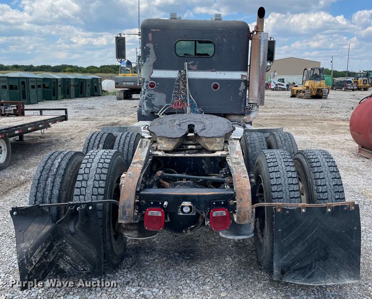 image for item MJ9151 2000 Freightliner FLD120  semi truck