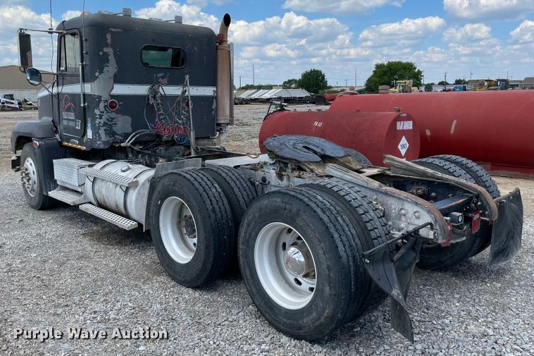 image for item MJ9151 2000 Freightliner FLD120  semi truck