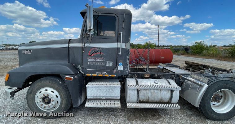 image for item MJ9151 2000 Freightliner FLD120  semi truck