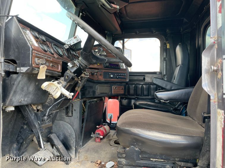 image for item MJ9151 2000 Freightliner FLD120  semi truck