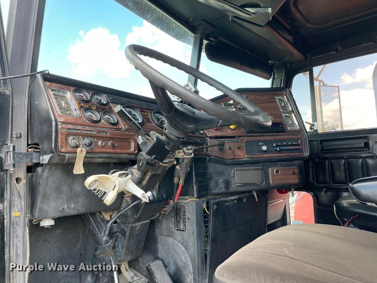 image for item MJ9151 2000 Freightliner FLD120  semi truck