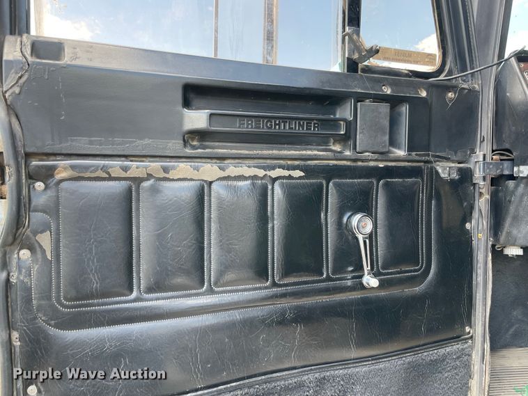 image for item MJ9151 2000 Freightliner FLD120  semi truck