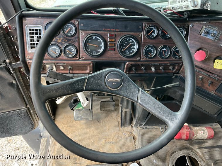 image for item MJ9151 2000 Freightliner FLD120  semi truck