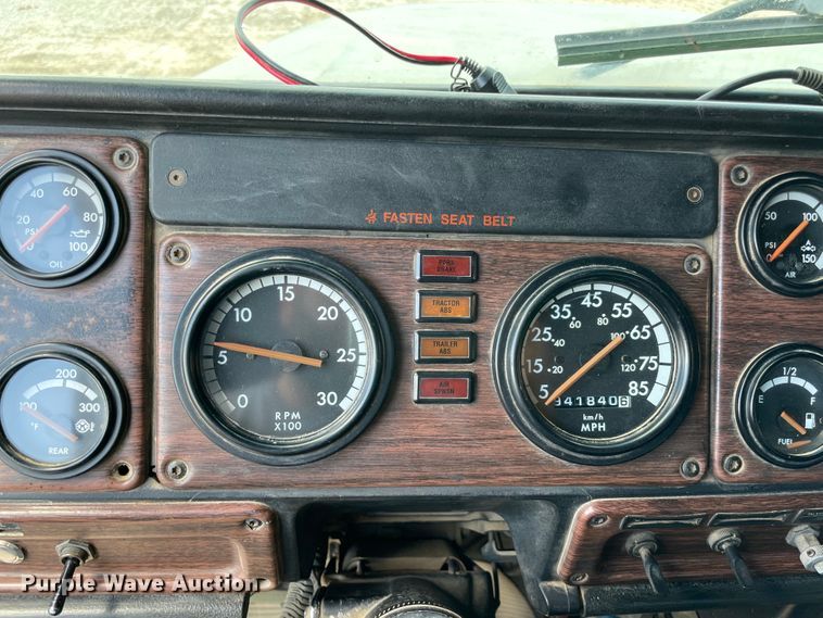 image for item MJ9151 2000 Freightliner FLD120  semi truck