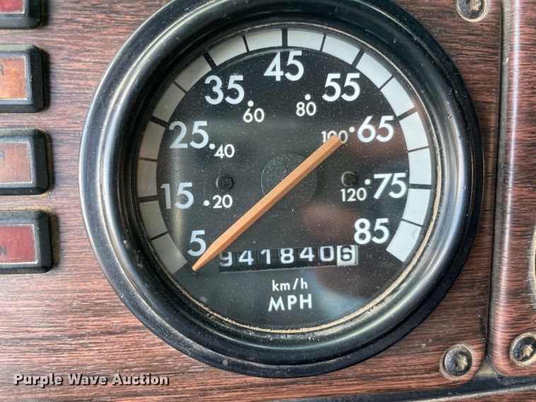 image for item MJ9151 2000 Freightliner FLD120  semi truck