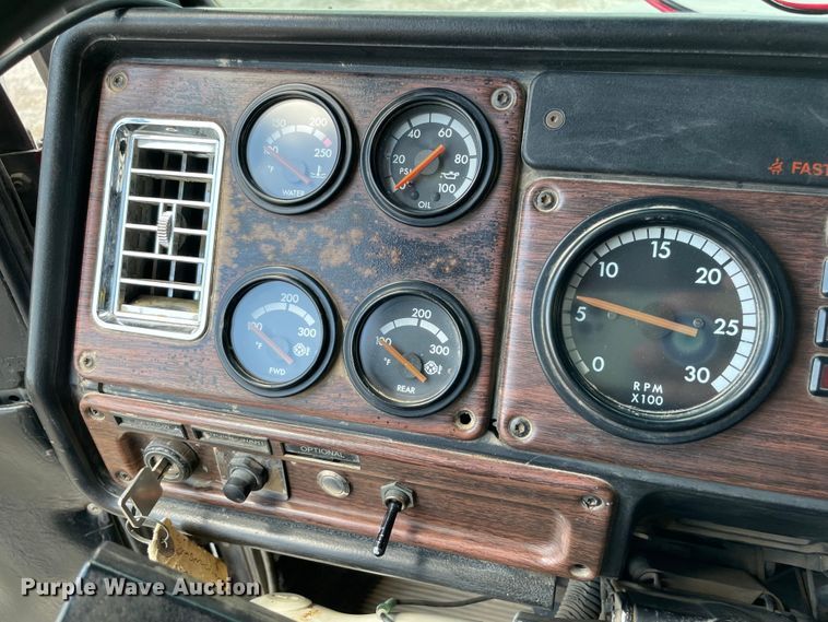 image for item MJ9151 2000 Freightliner FLD120  semi truck