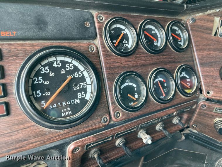 image for item MJ9151 2000 Freightliner FLD120  semi truck