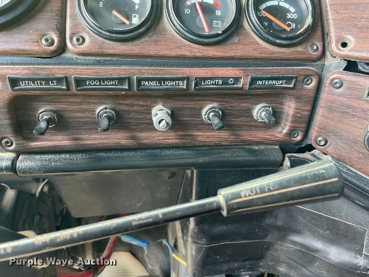 image for item MJ9151 2000 Freightliner FLD120  semi truck