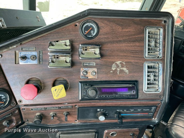 image for item MJ9151 2000 Freightliner FLD120  semi truck