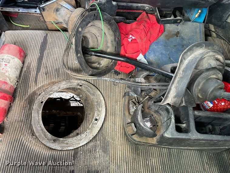 image for item MJ9151 2000 Freightliner FLD120  semi truck